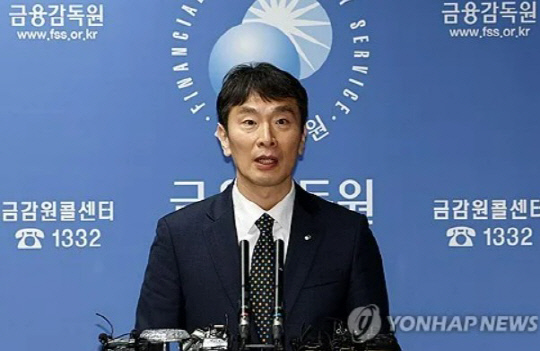 이복현 금융감독원장이 19일 서울 영등포구 금융감독원 브리핑룸에서 열린 출입기자단 간담회에서 우리금융과 홈플러스, 상법개정안 등 주요 현안에 대해 발언하고 있다. [사진=연합뉴스]